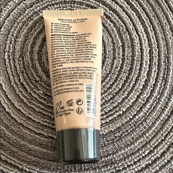 F8 - Revolution Matte Base Foundation (Pore Blurring, Full Coverage) - Picture 2 of 2